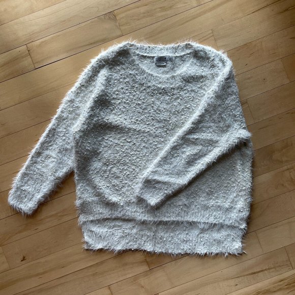 Molly Bracken - White Sweater - Picture 1 of 6